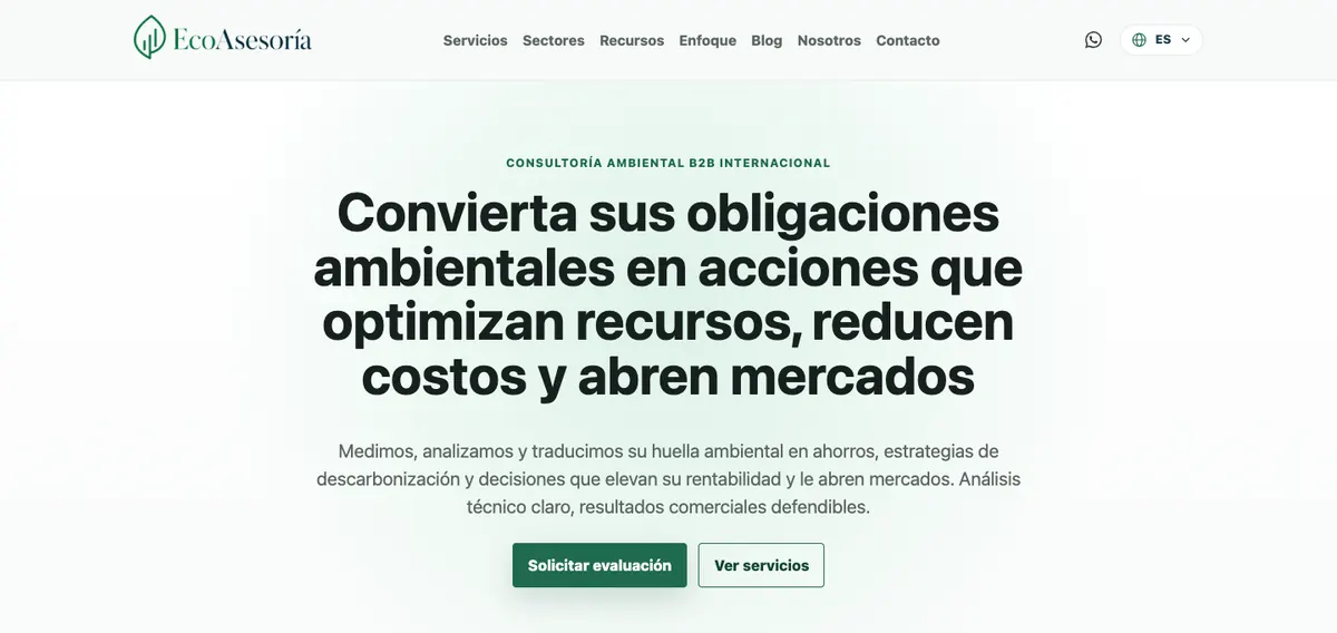 Portada de ecoasesoria.com: el titular, las dos llamadas a la acción y, debajo, el dibujo que convierte los datos ambientales de una empresa en servicios.