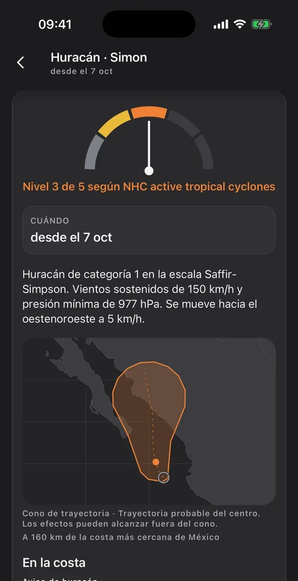 La ficha de un huracán en modo oscuro: el huracán Simon, de nivel 3 de 5 según el NHC, con su descripción y el cono de trayectoria frente a la costa de México