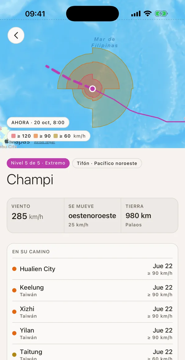 Captura de la app de SonarMap: el tifón Champi en el Pacífico noroeste, de nivel 5 de 5, con su cono de trayectoria sobre el mapa, viento de 285 km/h, el rumbo y la lista de lugares de Taiwán que tiene en su camino